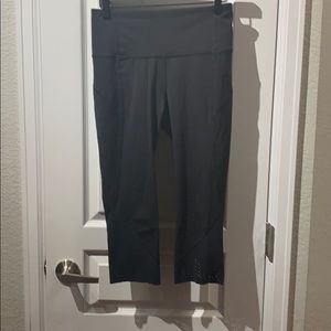 In Movement Crop *Everlux 19” scalloped hem